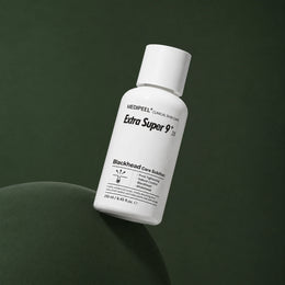 Solution Désincrustante Points Noirs Extra Super 9 Plus 2.0 MEDIPEEL – vue 3 sur fond vert profond.