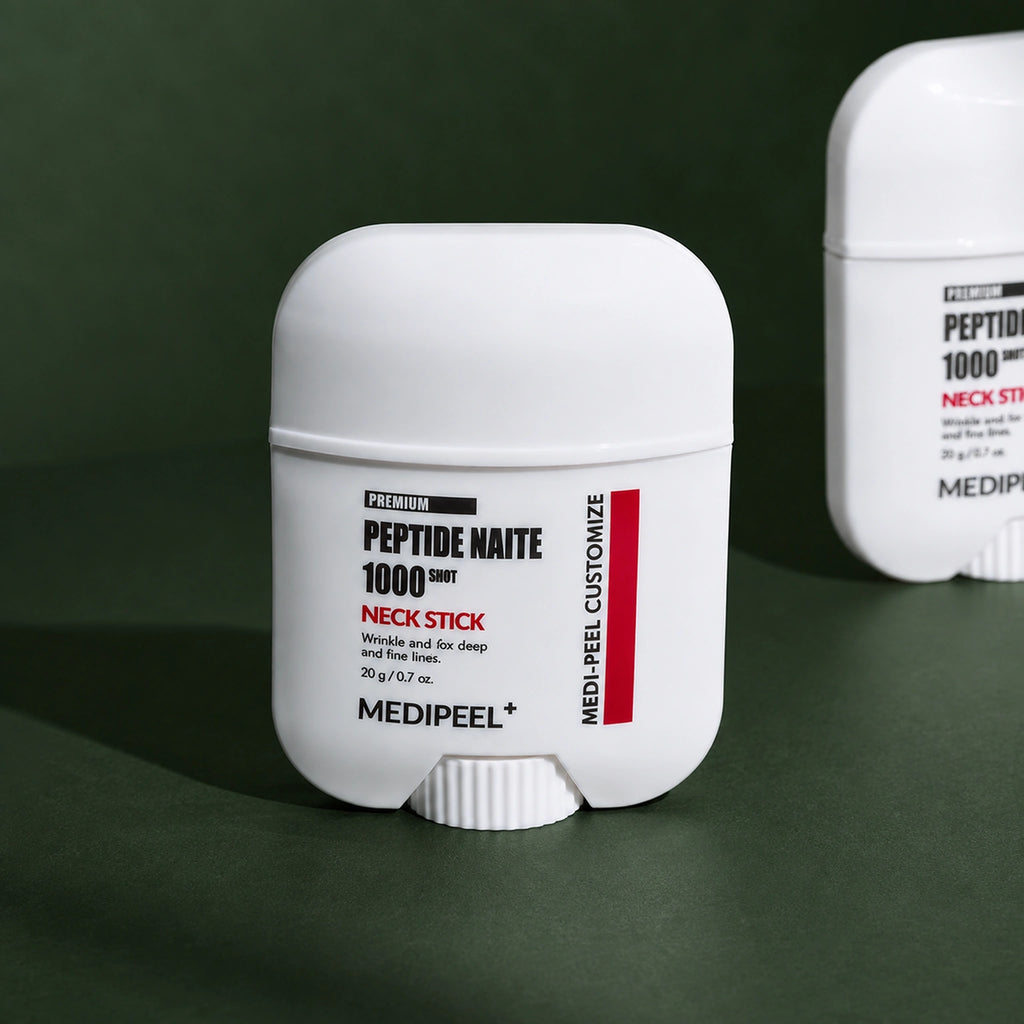Stick Cou Raffermissant Peptide Naite 1000 MEDIPEEL – vue principale sur fond vert profond.