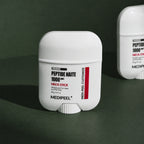 Stick Cou Raffermissant Peptide Naite 1000 MEDIPEEL – vue 2 sur fond vert profond.