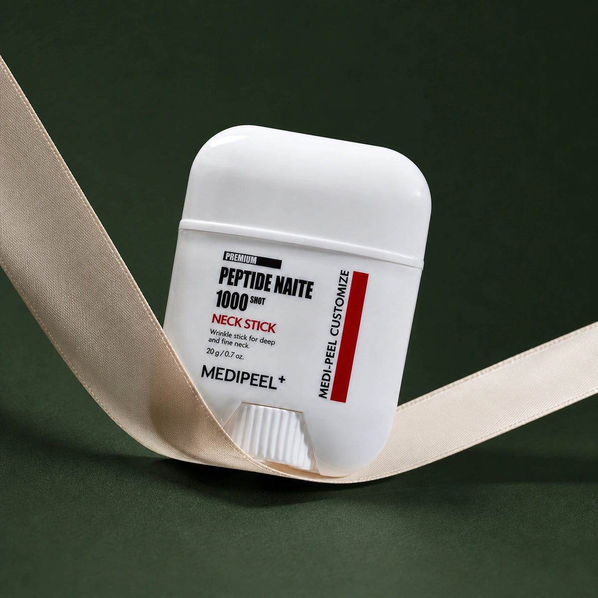 Stick Cou Raffermissant Peptide Naite 1000 MEDIPEEL – vue 3 sur fond vert profond.