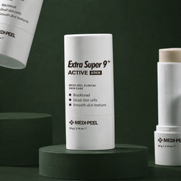 Stick Exfoliant Purifiant Extra Super 9 Plus MEDIPEEL – vue 2 sur fond vert profond.