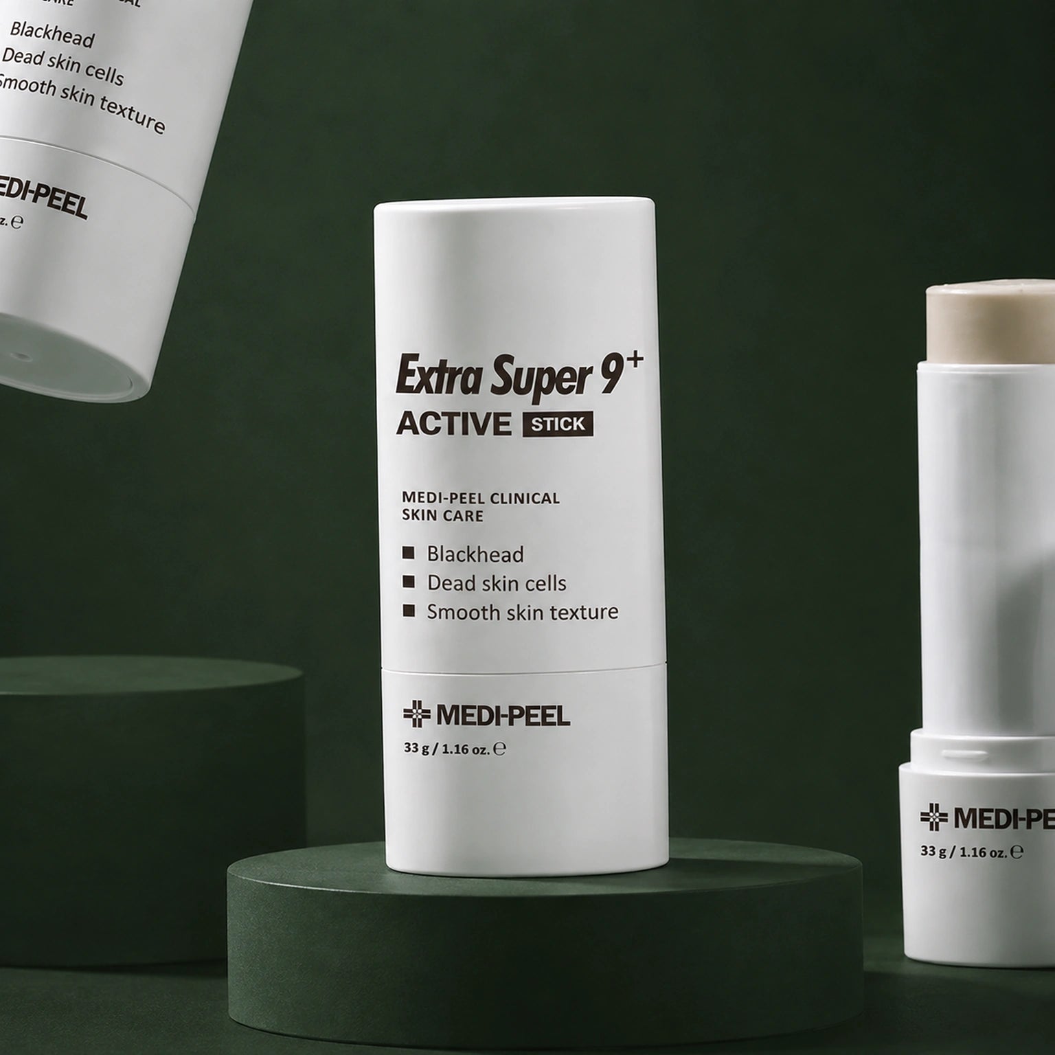 Stick Exfoliant Purifiant Extra Super 9 Plus MEDIPEEL – vue 2 sur fond vert profond.