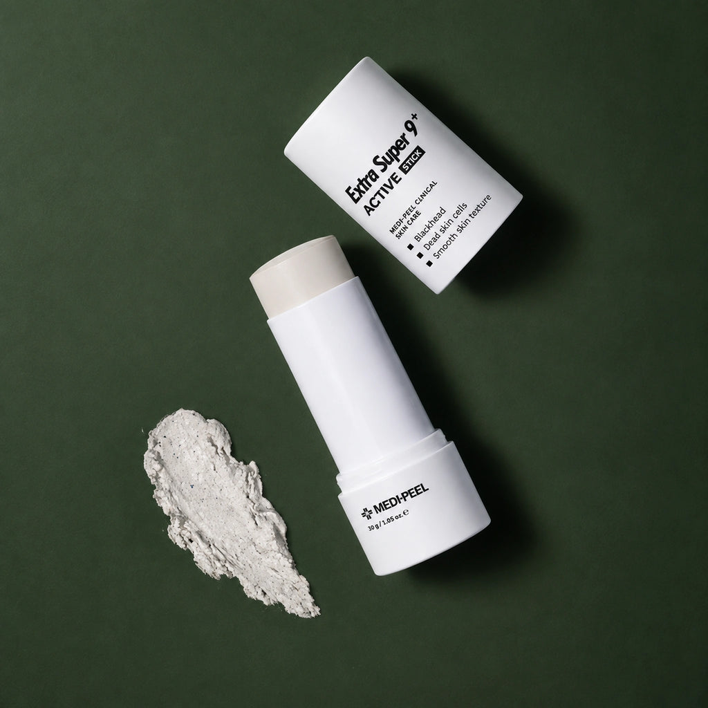 Stick Exfoliant Purifiant Extra Super 9 Plus MEDIPEEL – vue 3 sur fond vert profond.