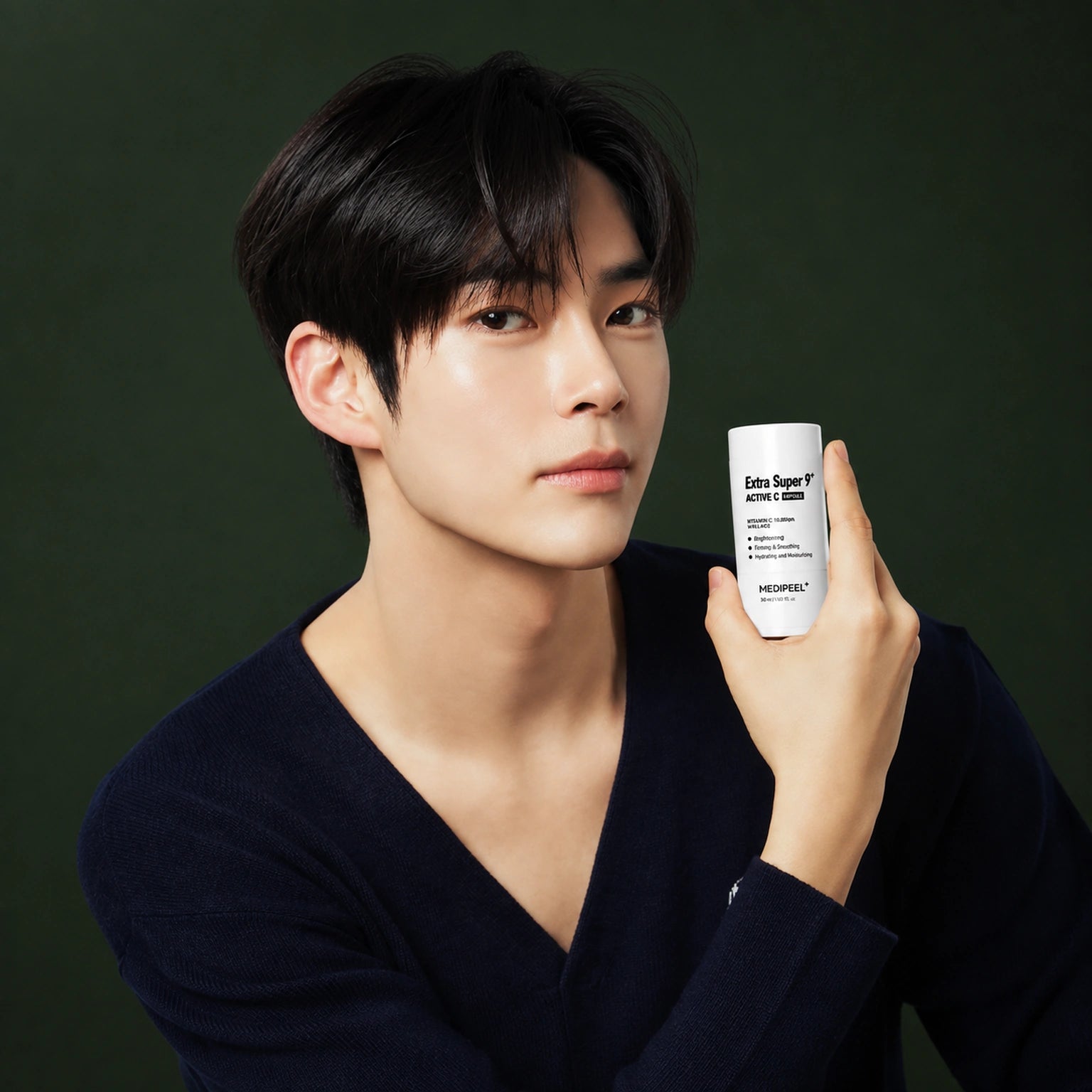 Stick Exfoliant Purifiant Extra Super 9 Plus MEDIPEEL – vue 4 sur fond vert profond.