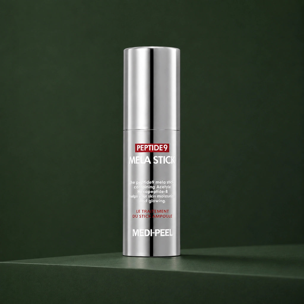 Stick Visage Peptide 9 Mela MEDIPEEL – vue principale sur fond vert profond.