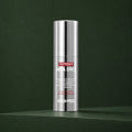 Stick Visage Peptide 9 Mela MEDIPEEL – vue principale sur fond vert profond.