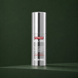 Stick Visage Peptide 9 Mela MEDIPEEL – vue principale sur fond vert profond.