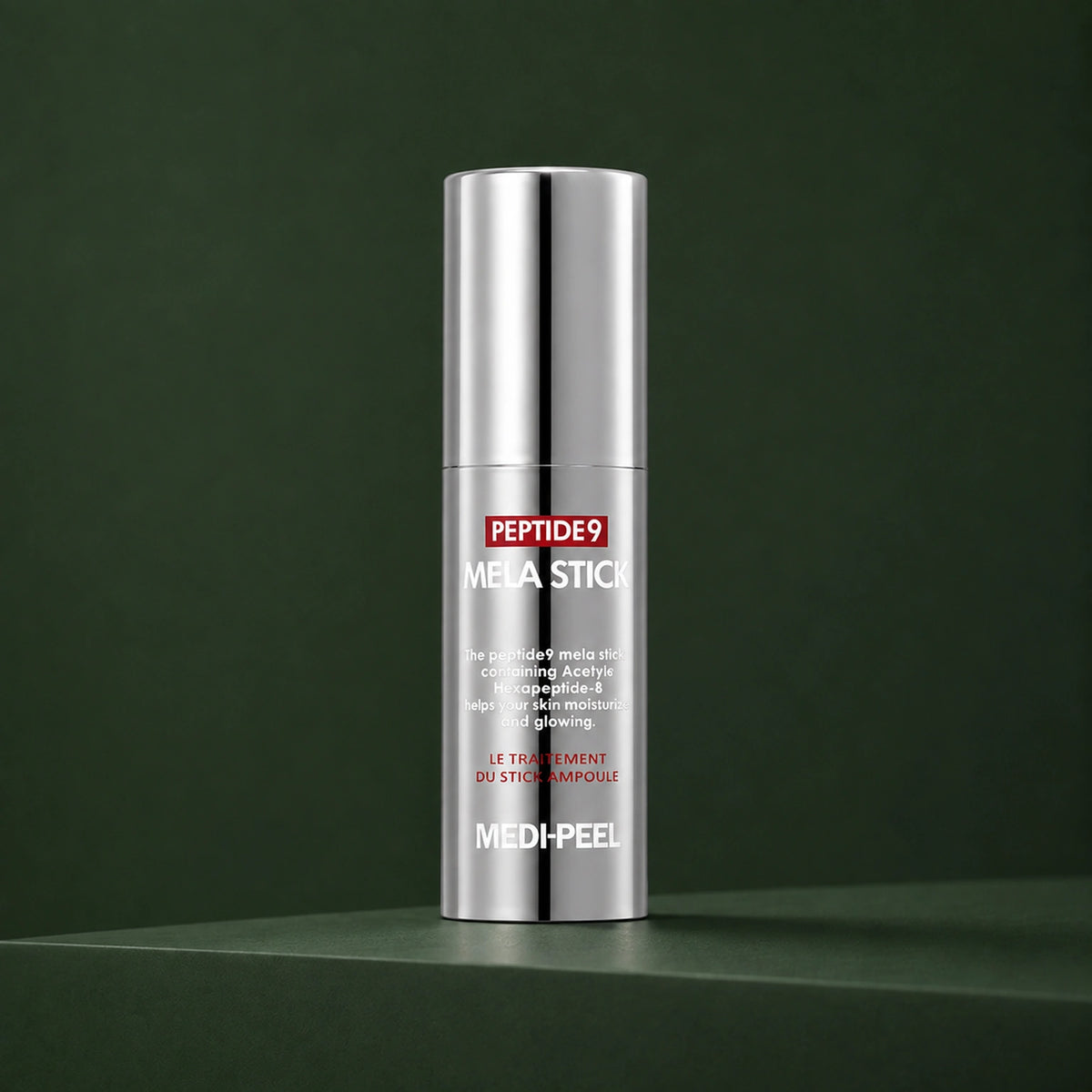 Stick Visage Peptide 9 Mela MEDIPEEL – vue principale sur fond vert profond.