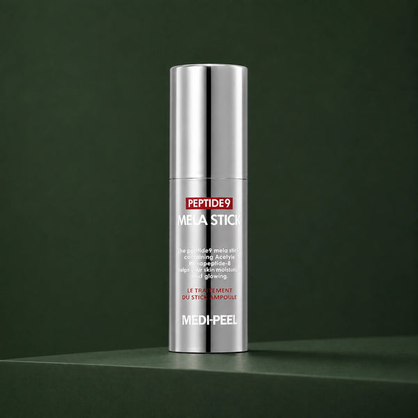 Stick Visage Peptide 9 Mela MEDIPEEL – vue principale sur fond vert profond.