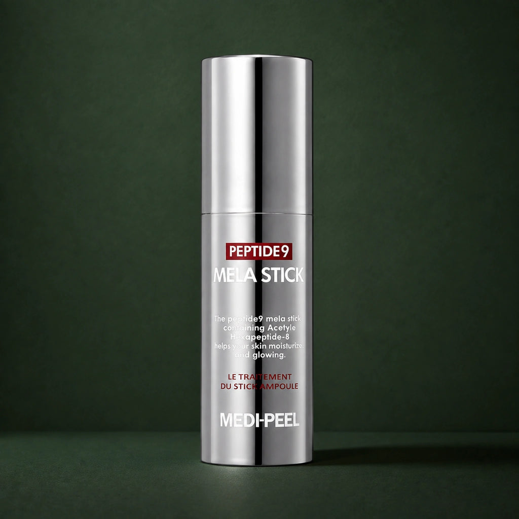 Stick Visage Peptide 9 Mela MEDIPEEL – vue 2 sur fond vert profond.