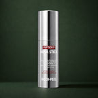 Stick Visage Peptide 9 Mela MEDIPEEL – vue 2 sur fond vert profond.