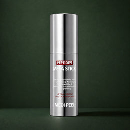 Stick Visage Peptide 9 Mela MEDIPEEL – vue 2 sur fond vert profond.