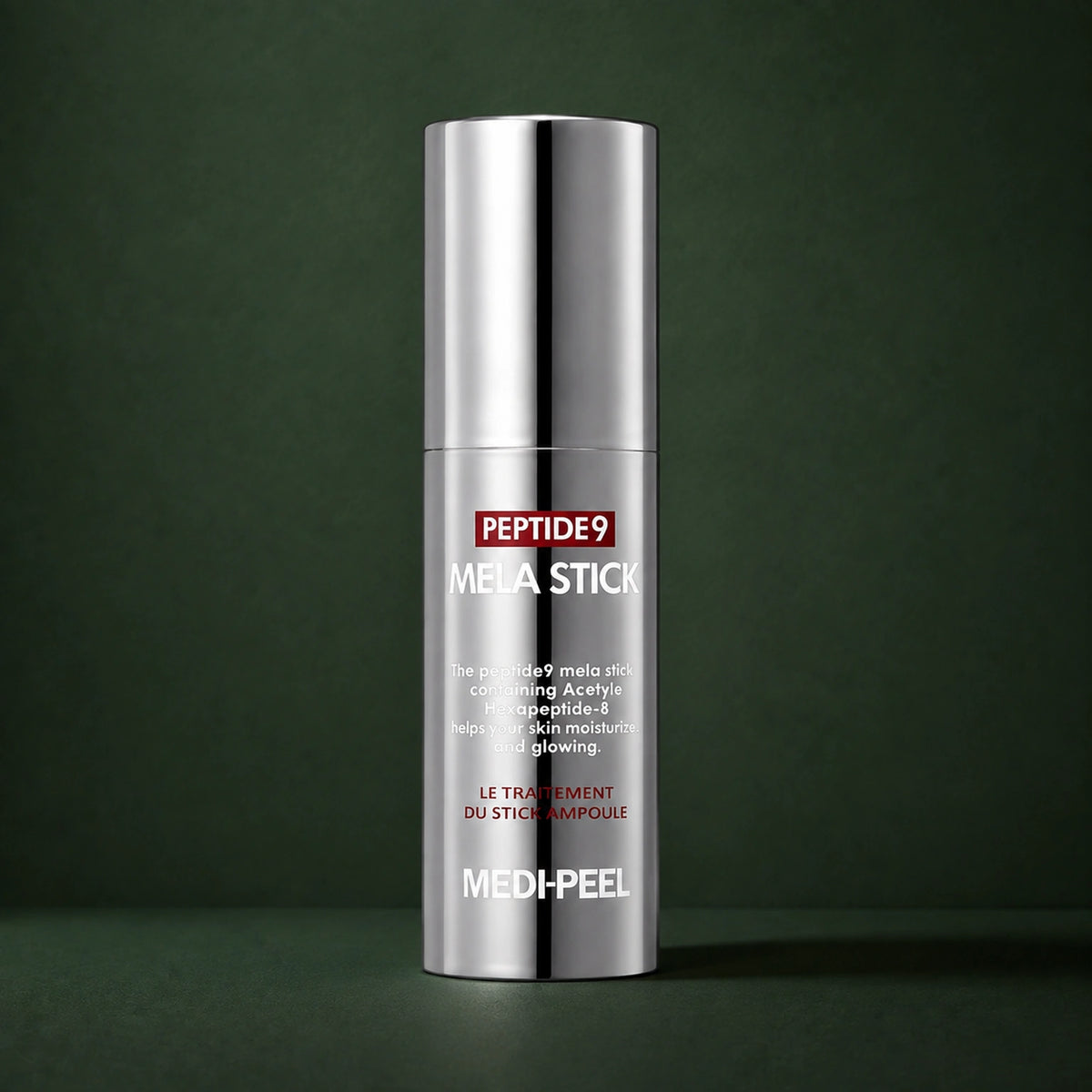 Stick Visage Peptide 9 Mela MEDIPEEL – vue 2 sur fond vert profond.