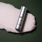 Stick Visage Peptide 9 Mela MEDIPEEL – vue 3 sur fond vert profond.