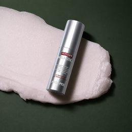 Stick Visage Peptide 9 Mela MEDIPEEL – vue 3 sur fond vert profond.
