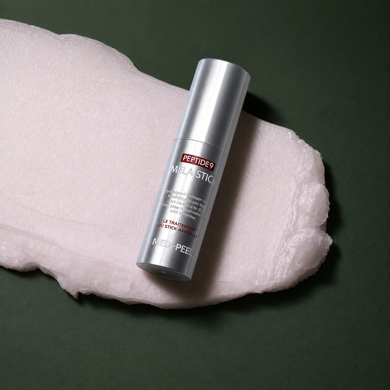 Stick Visage Peptide 9 Mela MEDIPEEL – vue 3 sur fond vert profond.