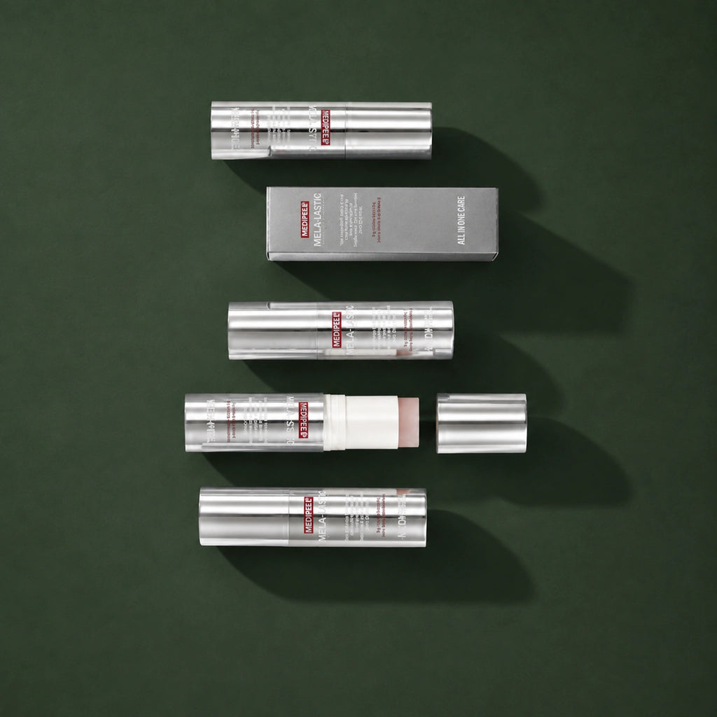 Stick Visage Peptide 9 Mela MEDIPEEL – vue 4 sur fond vert profond.