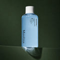 Tonique Hydratant Hyaluronic Acid Layer Mooltox MEDIPEEL – vue principale sur fond vert profond.