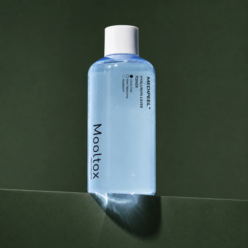Tonique Hydratant Hyaluronic Acid Layer Mooltox MEDIPEEL – vue 2 sur fond vert profond.
