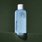 Tonique Hydratant Hyaluronic Acid Layer Mooltox MEDIPEEL – vue 2 sur fond vert profond.