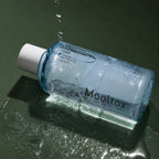 Tonique Hydratant Hyaluronic Acid Layer Mooltox MEDIPEEL – vue 3 sur fond vert profond.