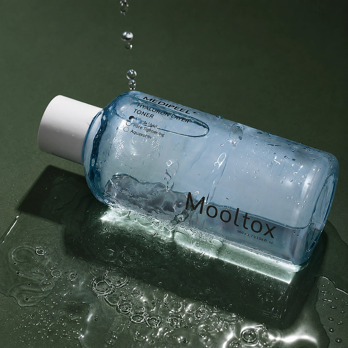 Tonique Hydratant Hyaluronic Acid Layer Mooltox MEDIPEEL – vue 3 sur fond vert profond.