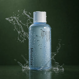 Tonique Hydratant Hyaluronic Acid Layer Mooltox MEDIPEEL – vue 4 sur fond vert profond.