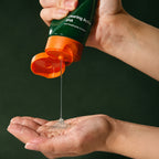 MEDITHERAPY A Clearing Active BHA Facial Gel Cleanser 150ml MEDITHERAPY – vue 4 sur fond vert profond.