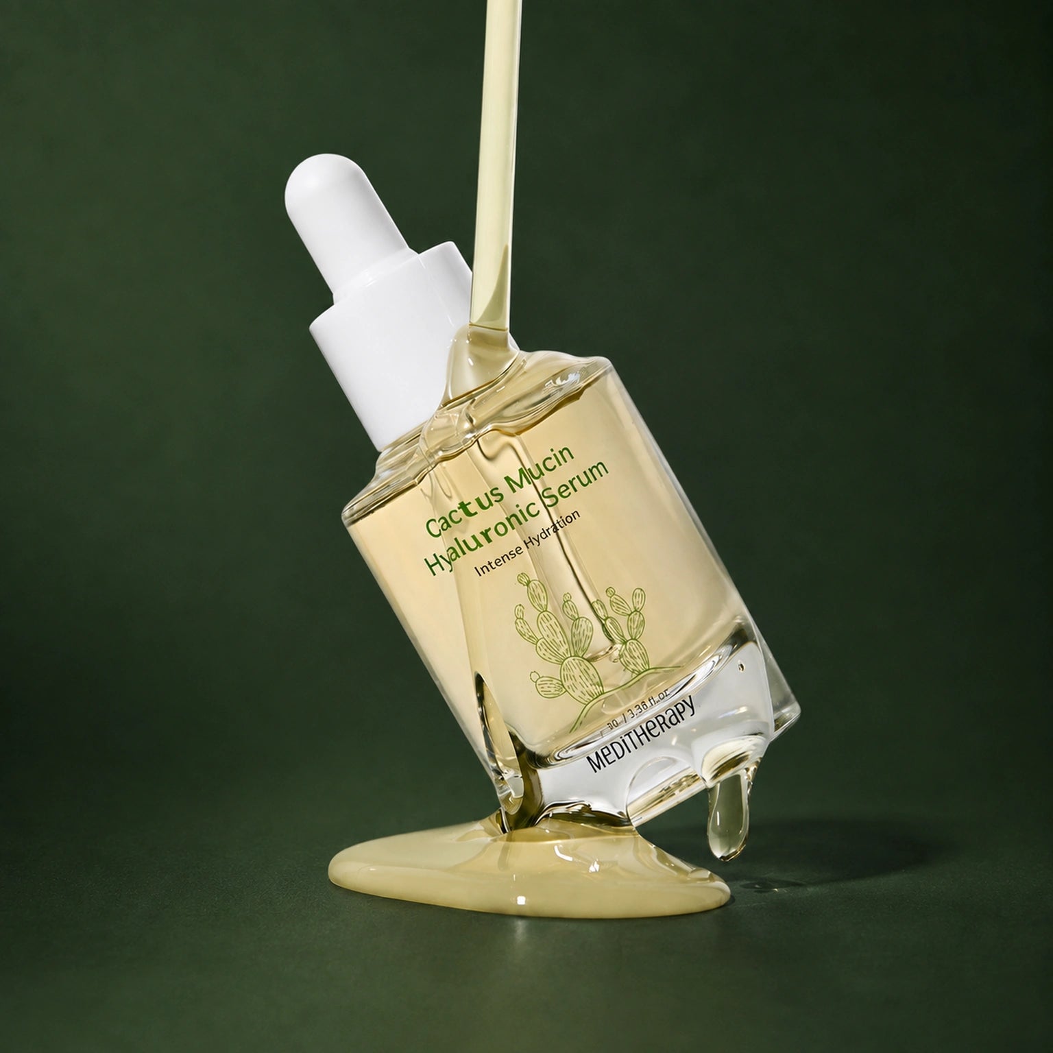 MEDITHERAPY Cactus Mucin Hyaluronic Serum 30ml MEDITHERAPY – vue 3 sur fond vert profond.