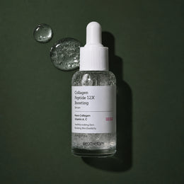 MEDITHERAPY Collagen Peptide 12X Boosting Serum 30ml MEDITHERAPY – vue 4 sur fond vert profond.