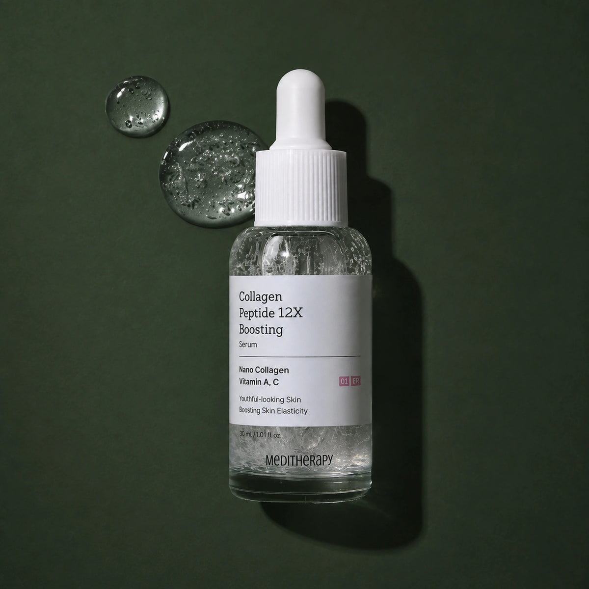 MEDITHERAPY Collagen Peptide 12X Boosting Serum 30ml MEDITHERAPY – vue 4 sur fond vert profond.