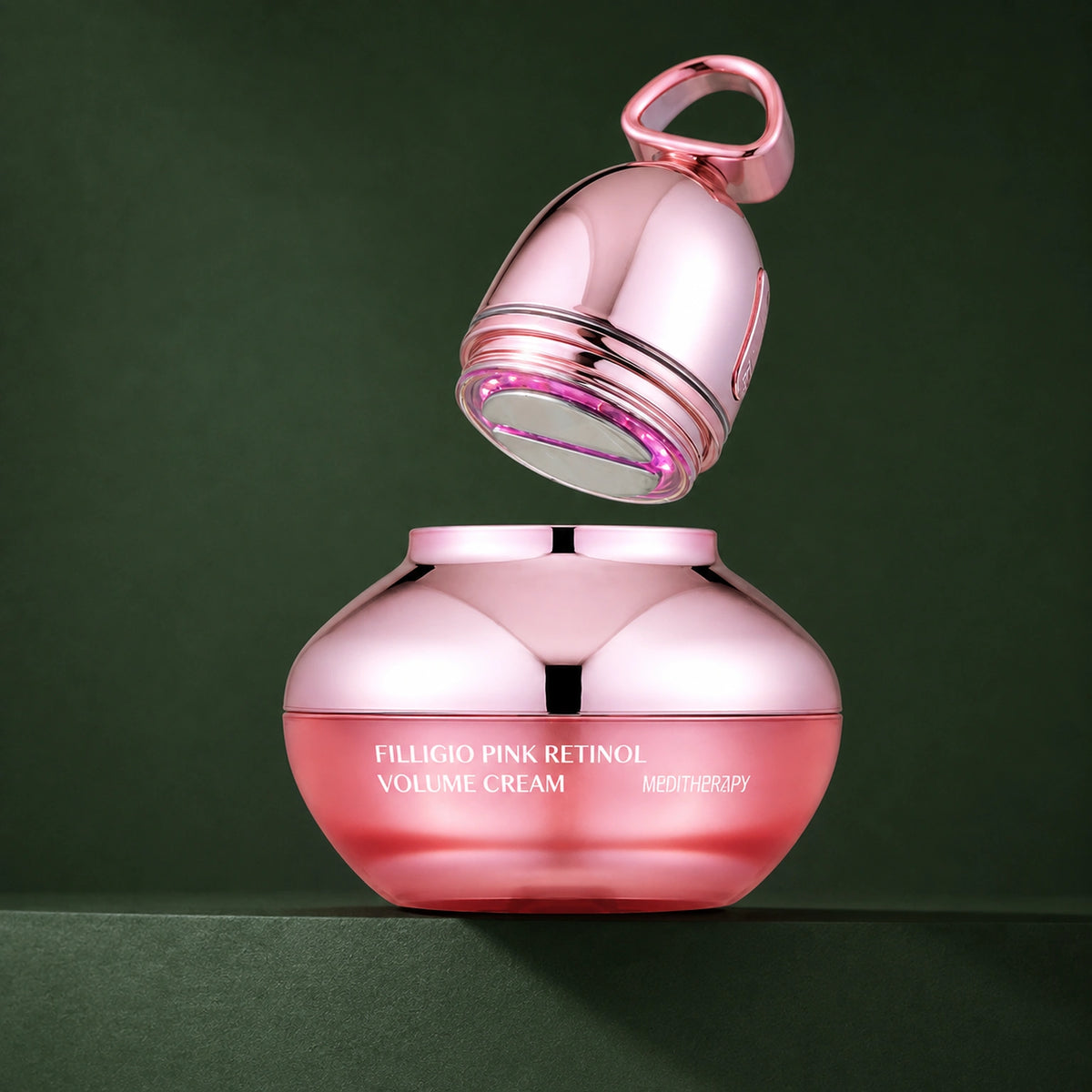 MEDITHERAPY Filligio Pink Retinol Volume Cream 50ml + EMS Device Set (*It can only be shipped via express service.) MEDITHERAPY – vue principale sur fond vert profond.