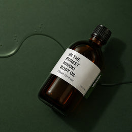 MEDITHERAPY In The Forest Hinoki Body Oil 100ml MEDITHERAPY – vue 3 sur fond vert profond.