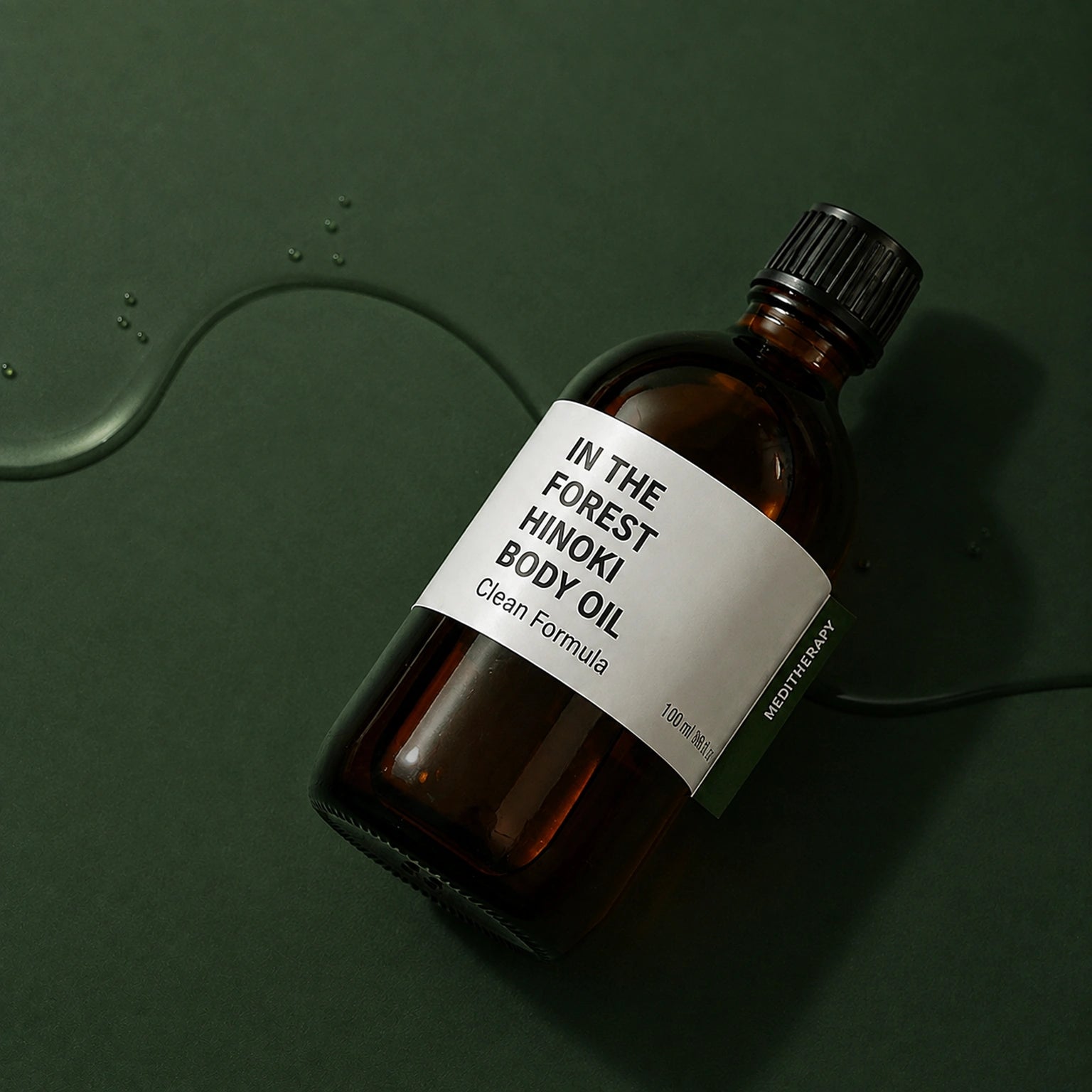 MEDITHERAPY In The Forest Hinoki Body Oil 100ml MEDITHERAPY – vue 3 sur fond vert profond.