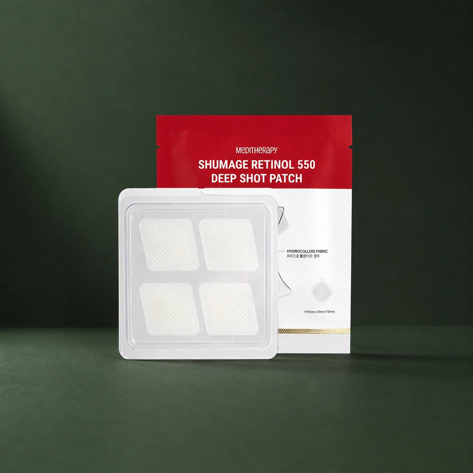 MEDITHERAPY Shumage Retinol 550 Deep Shot Patch 4patches (32mm X 38mm) MEDITHERAPY – vue 3 sur fond vert profond.