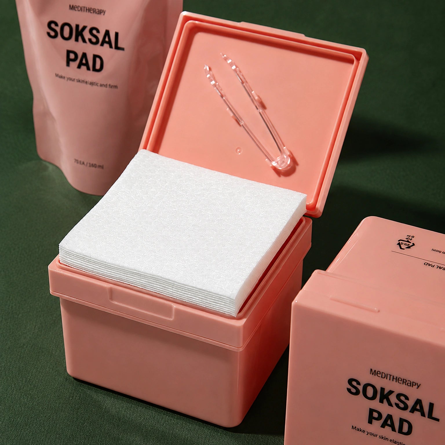 MEDITHERAPY SOKSAL Pad ver.2 140ml/30ea MEDITHERAPY – vue 3 sur fond vert profond.