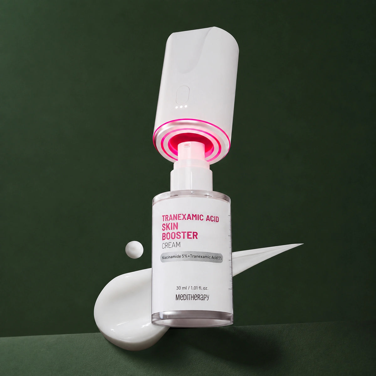 MEDITHERAPY Tranexamic Acid Skin Booster Cream 100ml + Device Set (*It can only be shipped via express service.) MEDITHERAPY – vue principale sur fond vert profond.