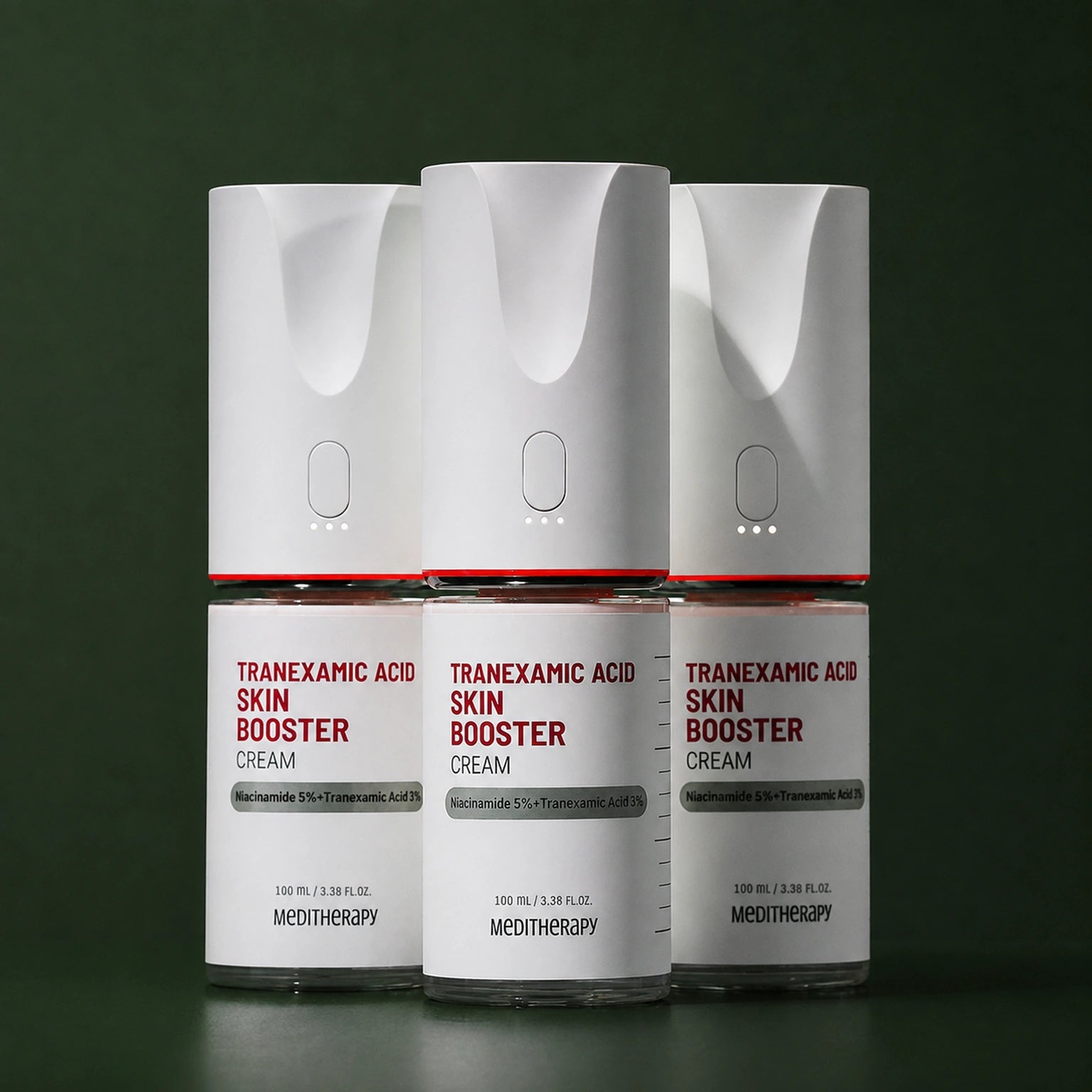 MEDITHERAPY Tranexamic Acid Skin Booster Cream 100ml + Device Set (*It can only be shipped via express service.) MEDITHERAPY – vue 3 sur fond vert profond.