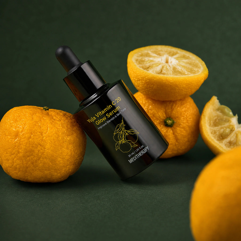 MEDITHERAPY Yuja Vitamin C 20 Glow Serum 30ml MEDITHERAPY – vue 3 sur fond vert profond.