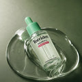 Sérum Balanceful Control Cica 50 ml - visuel produit sur fond vert premium