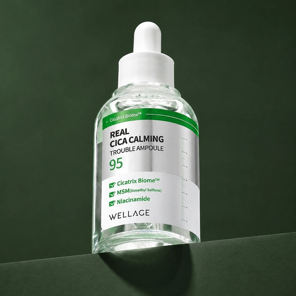 Ampoule Apaisante Cica 95 Anti-Imperfections WELLAGE sur fond vert profond