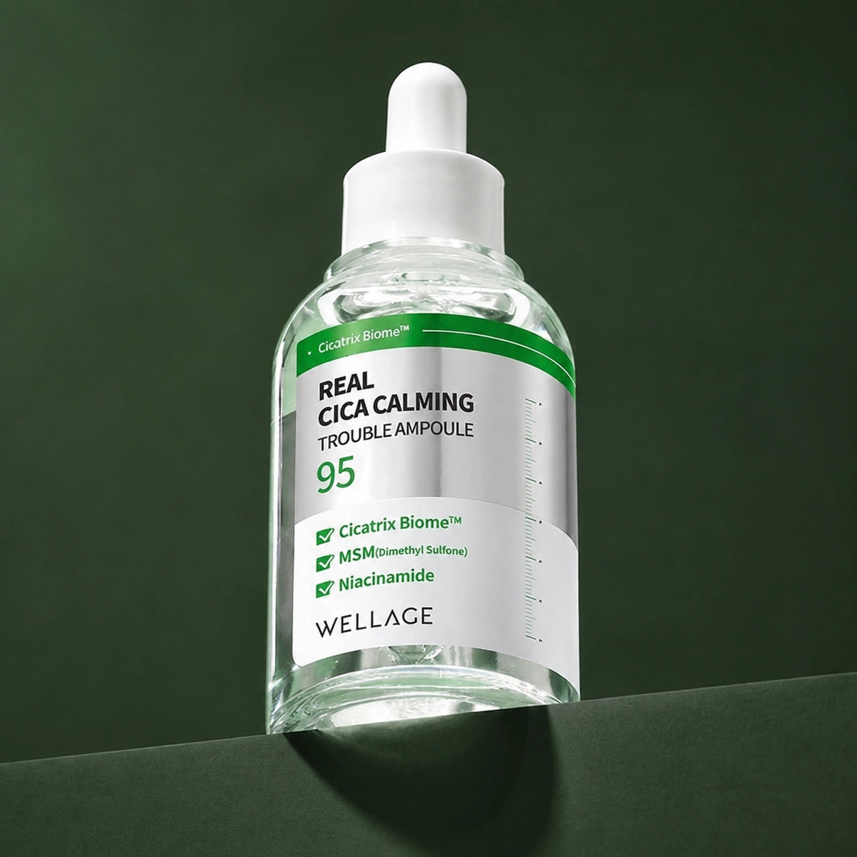 Ampoule Apaisante Cica 95 Anti-Imperfections WELLAGE sur fond vert profond