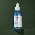 Ampoule Hydratante Hyaluronique Blue 100 WELLAGE sur fond vert profond