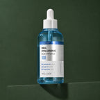 Ampoule Hydratante Hyaluronique Blue 100 WELLAGE sur fond vert profond