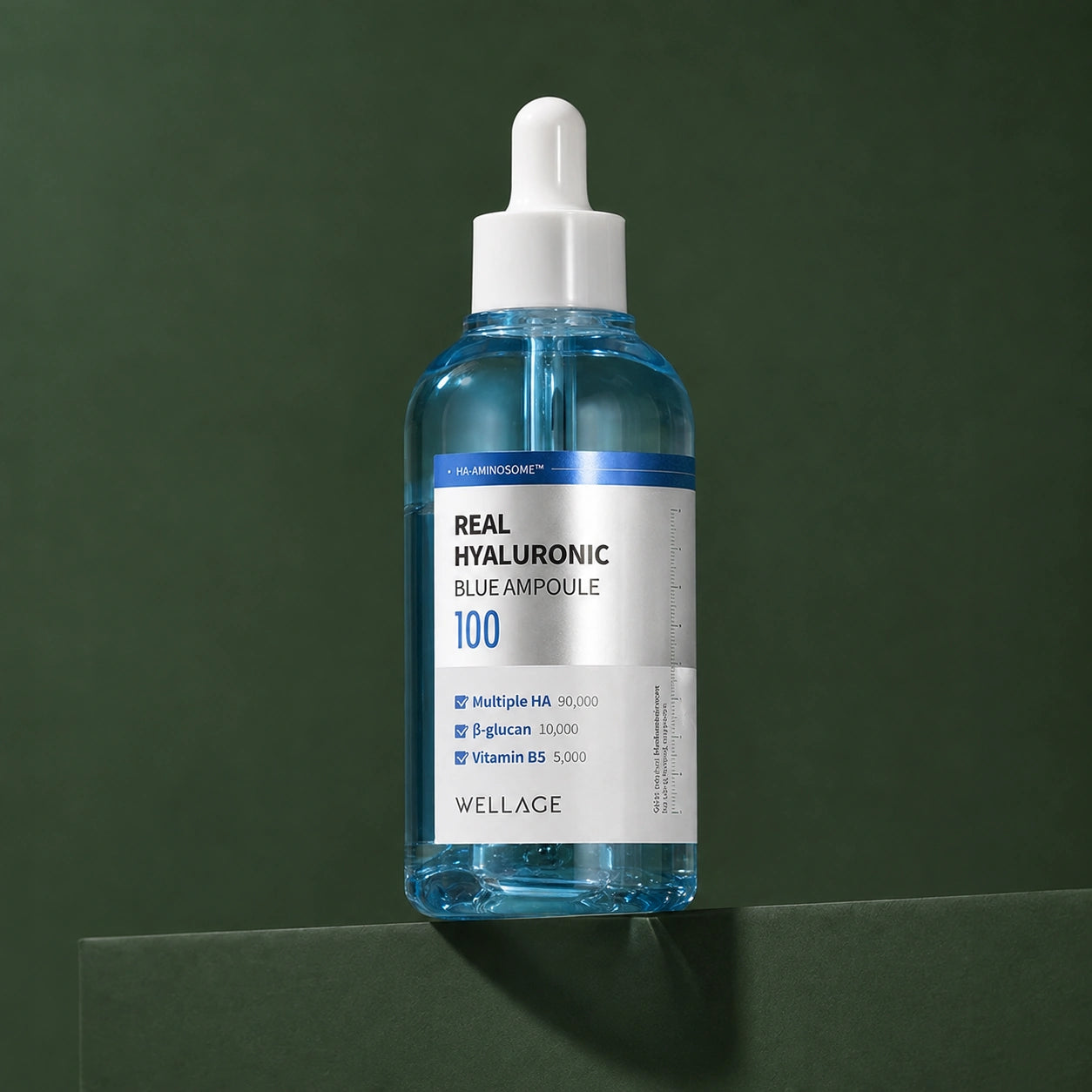 Ampoule Hydratante Hyaluronique Blue 100 WELLAGE sur fond vert profond
