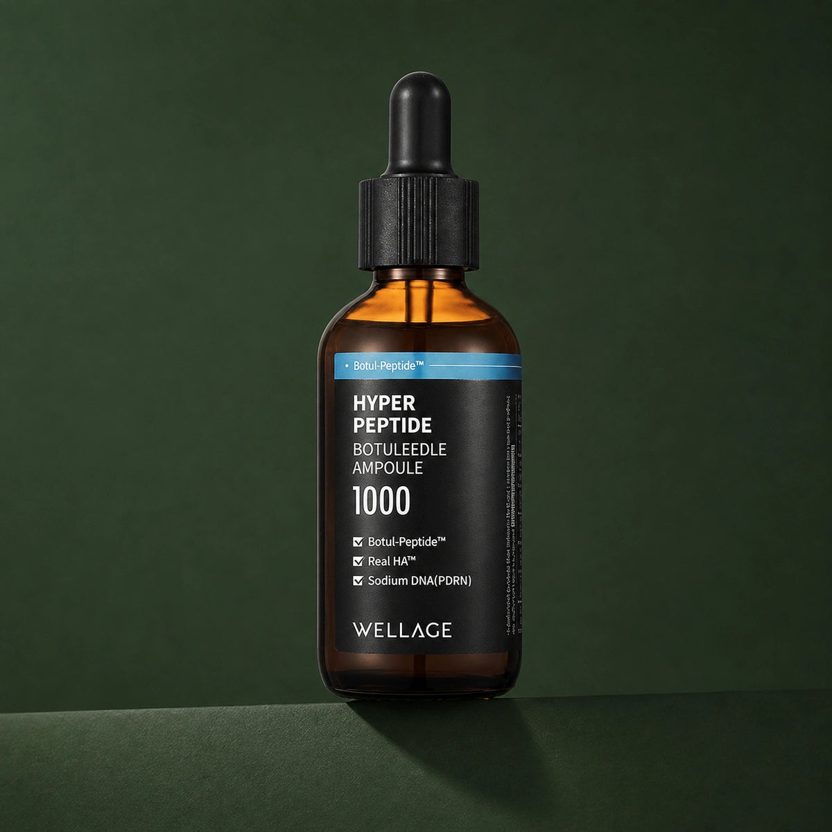 Ampoule Visage Botuleedle aux Peptides WELLAGE sur fond vert profond