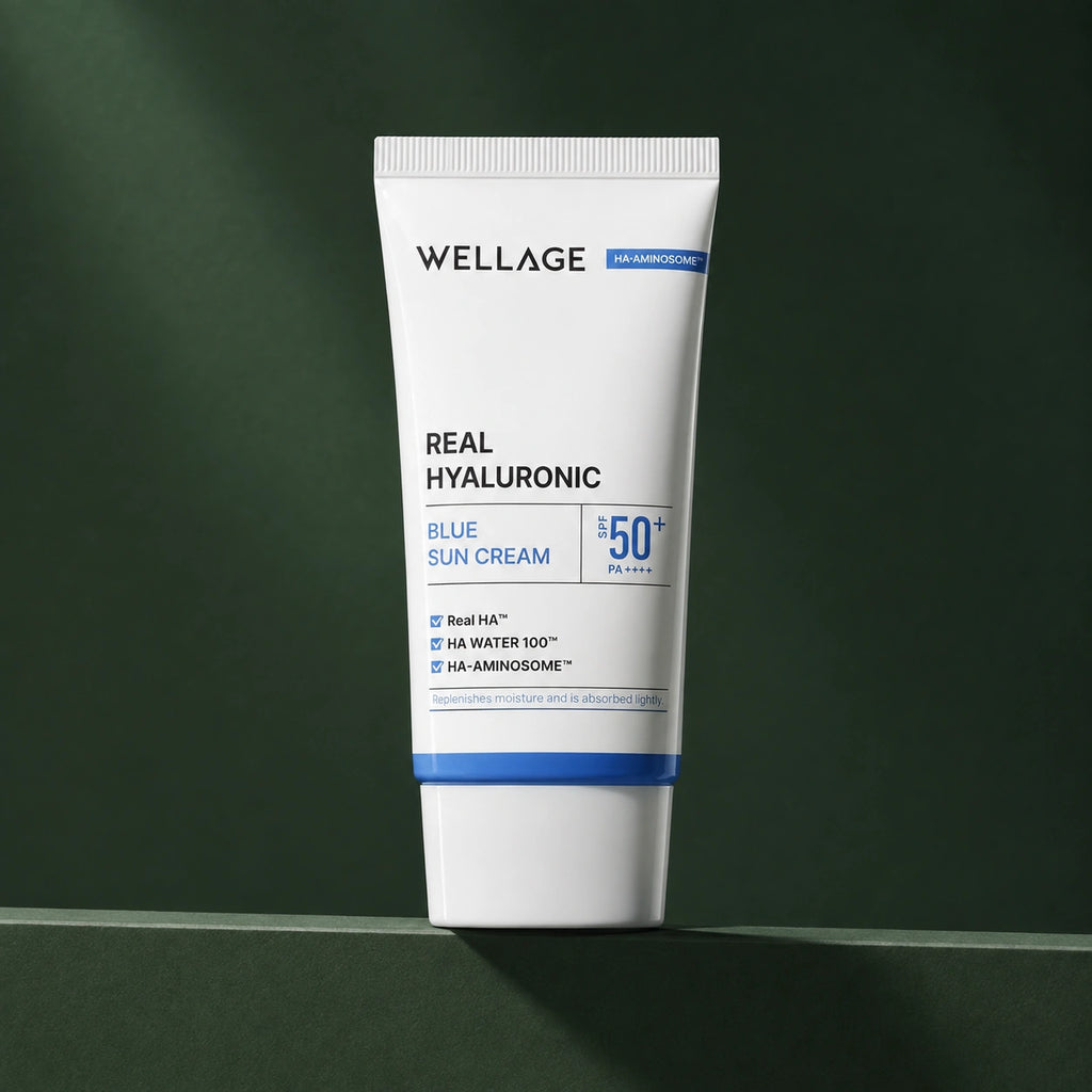 Crème Solaire Hydratante Blue SPF50+ PA++++ WELLAGE sur fond vert profond