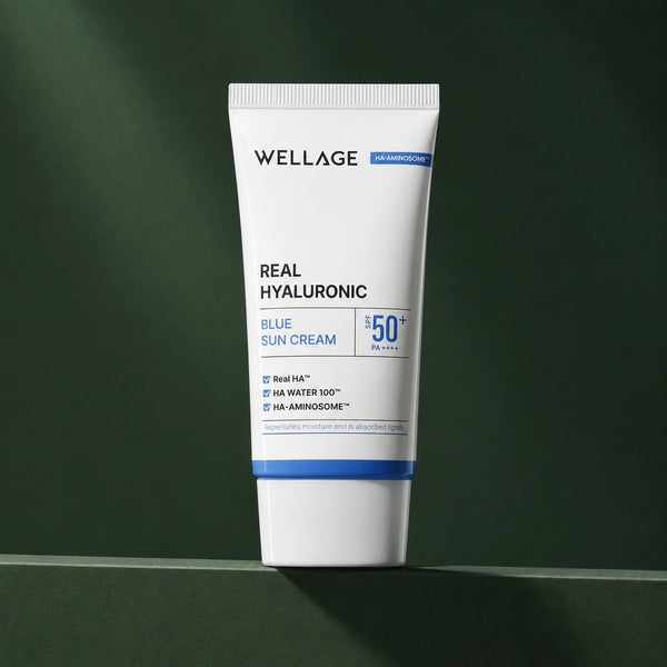 Crème Solaire Hydratante Blue SPF50+ PA++++ WELLAGE sur fond vert profond