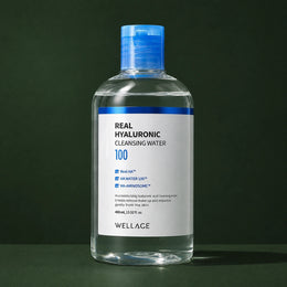 Eau Nettoyante Hyaluronique WELLAGE sur fond vert profond