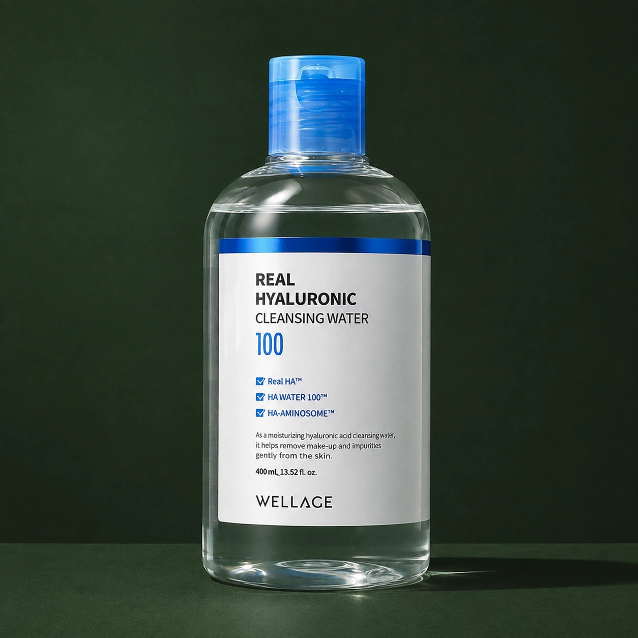 Eau Nettoyante Hyaluronique WELLAGE sur fond vert profond